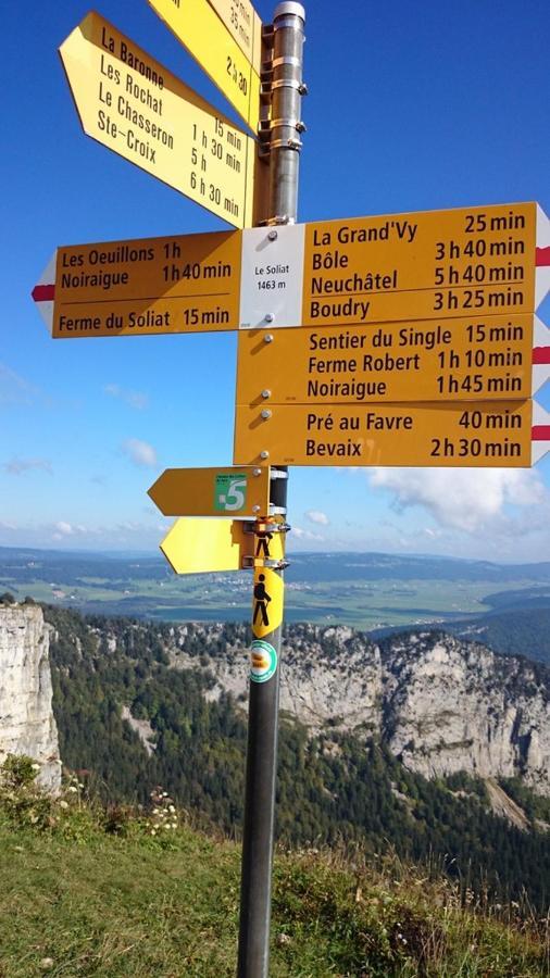 Halte Au Pied Du Creux Du Van Travers 外观 照片