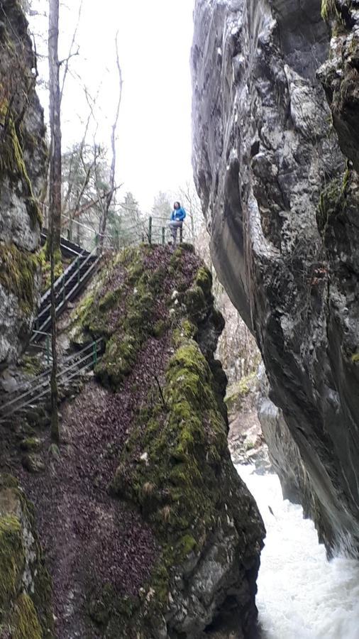 Halte Au Pied Du Creux Du Van Travers 外观 照片