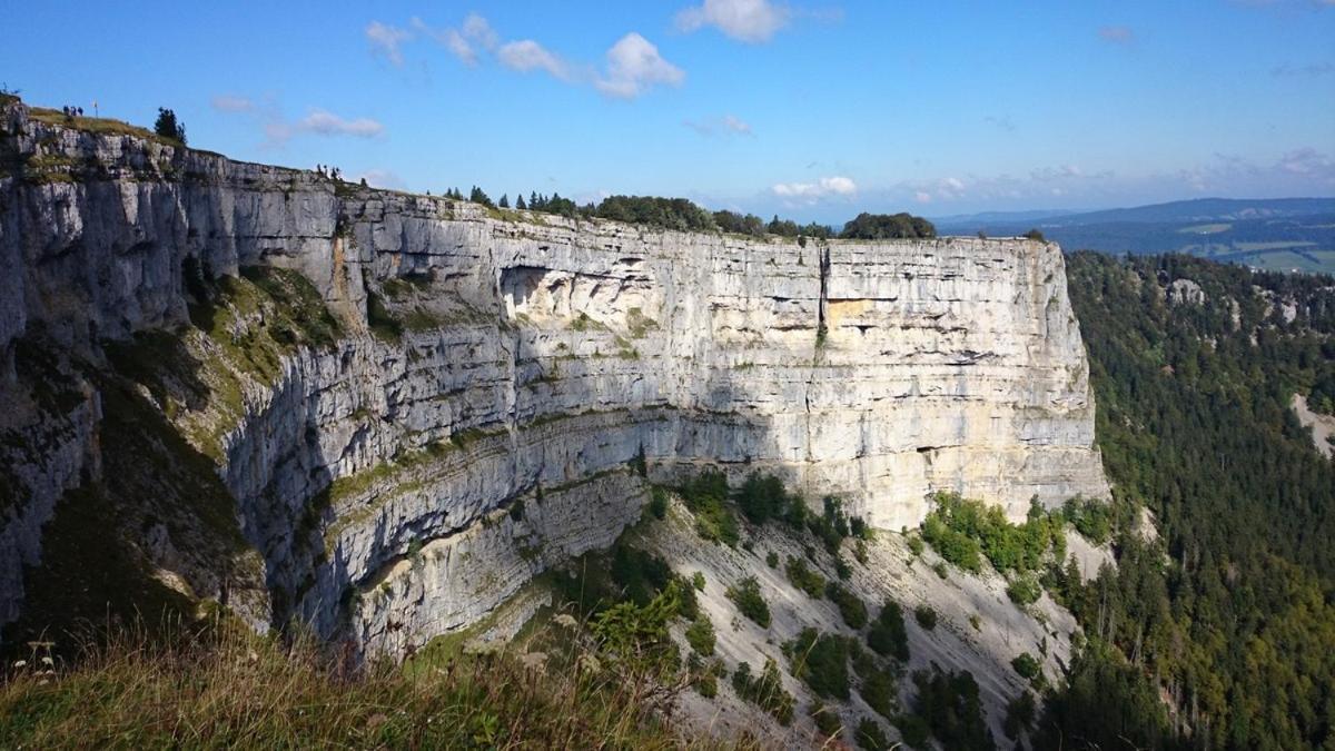 Halte Au Pied Du Creux Du Van Travers 外观 照片