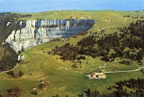 Halte Au Pied Du Creux Du Van Travers 外观 照片